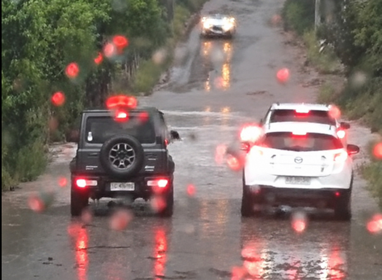 SUV negro bajo la lluvia 1