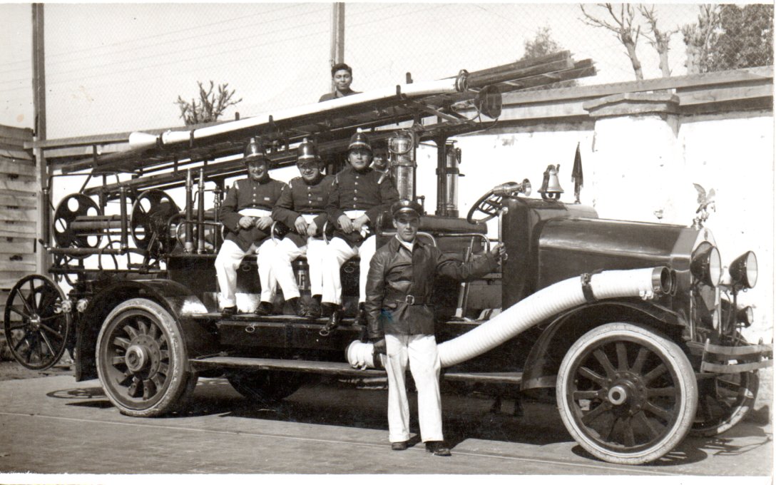 Voluntarios Posando con Carro M.A.N