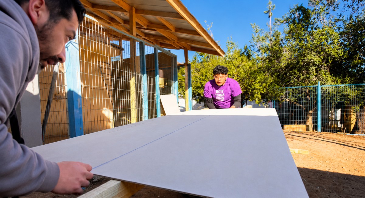 Estudiantes de Santo Tomás realizaron trabajos voluntarios en la Escuela San Juan de Pirque